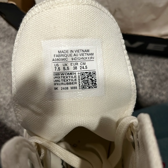 Brand new in box cherry platform converse - Picture 4 of 5